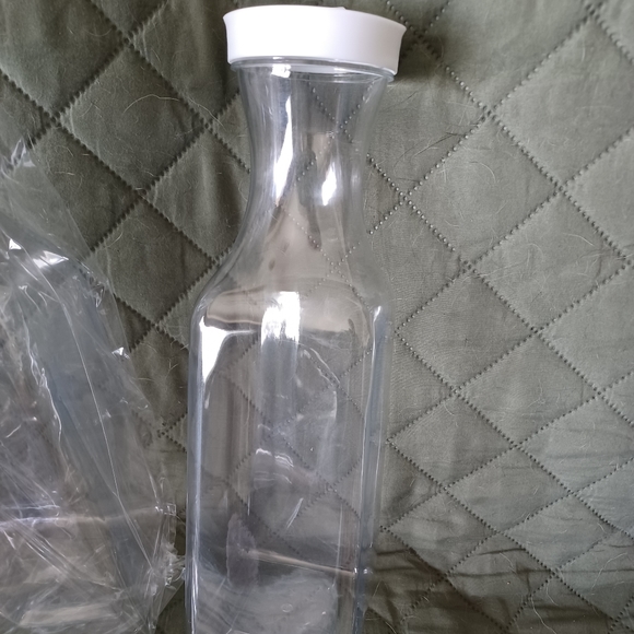 2 50 Oz Decanters - Picture 1 of 2